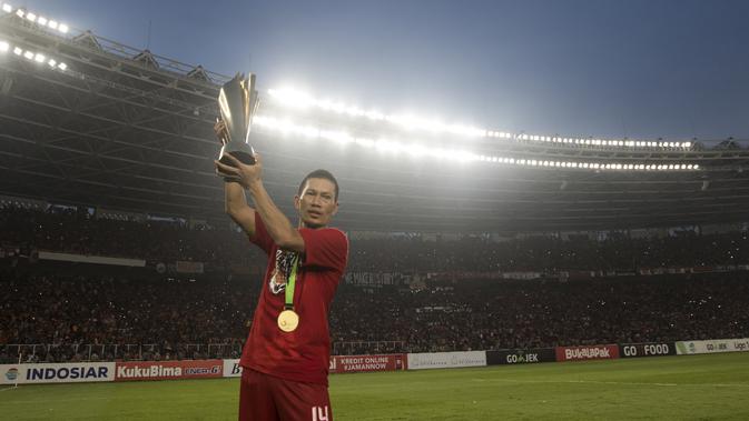 Ismed Sofyan akhirnya menganggkat Trofi Juara Liga Indonesia untuk pertama kalinya seteleh 16 tahun mengabdi. Via akudang.blogspot.com