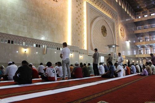 Raih Keutamaannya, Ketahui 6 Ciri-Ciri Malam Lailatul Qadar 