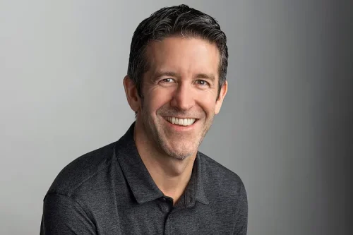 Ini Profil John Ternus, CEO Apple Baru Pengganti Tim Cook