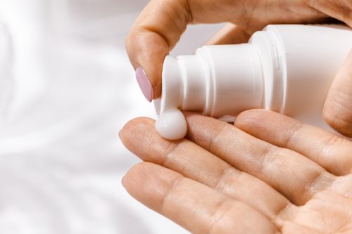 Bolehkah Pakai Sunscreen dan Lip Balm Saat Ihram? Ini Jawabannya