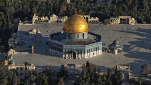 Masjid Al-Aqsa Dibuka Usai 40 Hari Penutupan, Ribuan Muslim Palestina Tunaikan Sholat Subuh