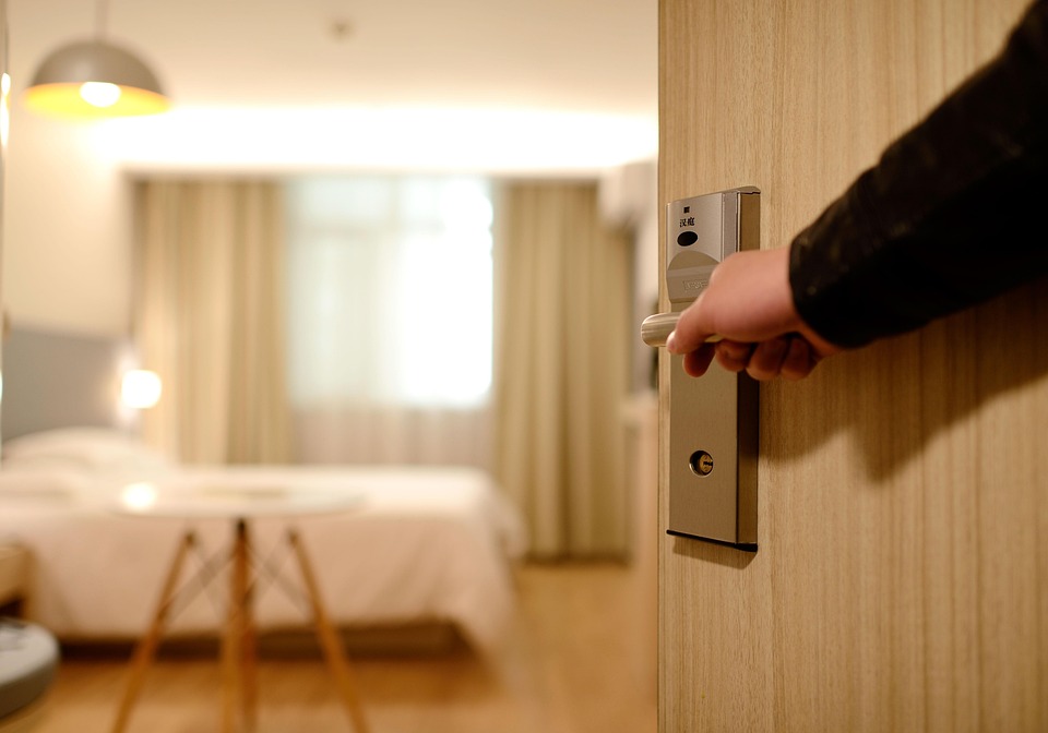 Kapan Waktu Terbaik Memesan Kamar Hotel? Simak Strategi Hemat Ini