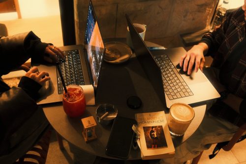 Ilustrasi suasana produktif bekerja di cafe Instagramable di Makassar
