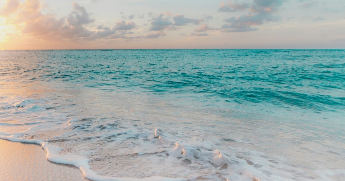 Pantai tropis yang menenangkan untuk liburan anti stres