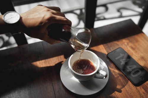 Ilustrasi seduhan kopi pada sebuah cangkir yang siap dinikmati