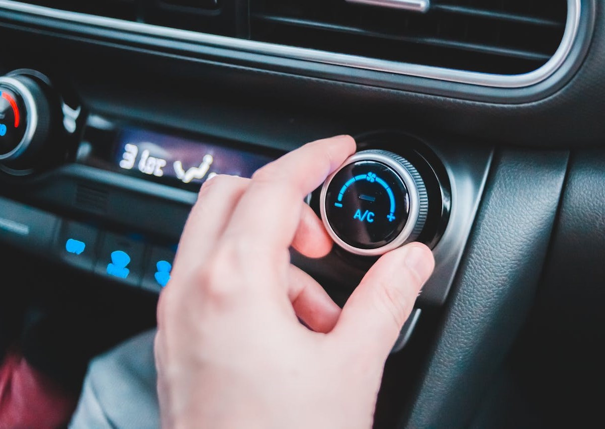 Mengatur suhu AC di dashboard interior mobil adalah salah satu tips hemat bensin mobil.