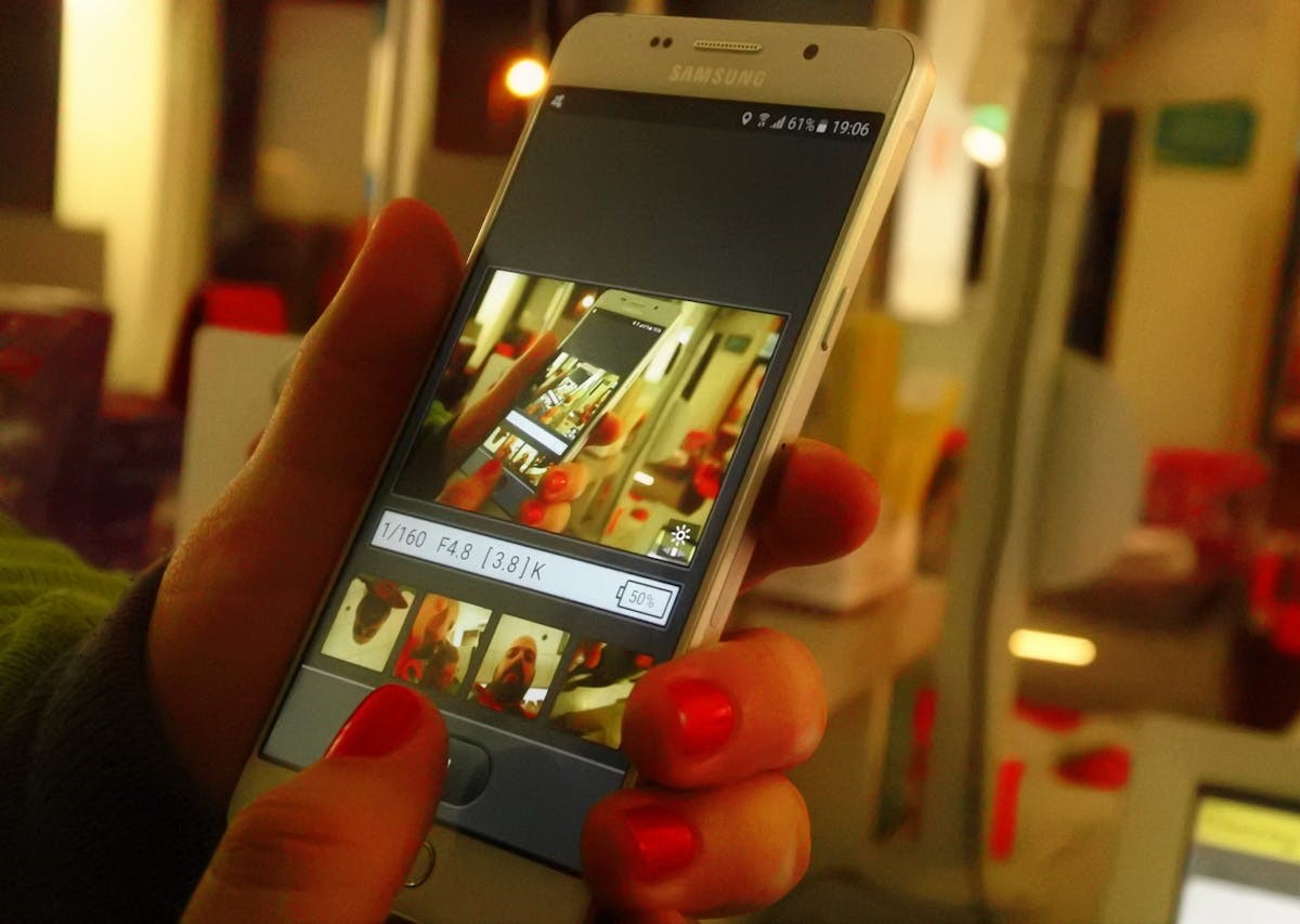 Proses editing video instan menggunakan fitur kecerdasan buatan di smartphone
