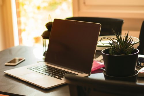 Ilustrasi ruang kerja minimalis modern anak muda produktif dengan laptop dan pencahayaan hangat estetik tahun 2026.