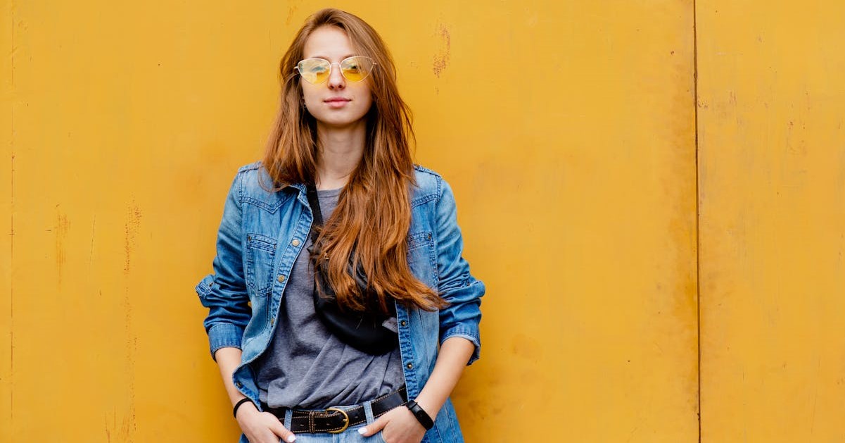  Ootd Konser: Ilustrasi seorang perempuan muda tampil modis dengan kaos jaket denim dan celana jeans bergaya streetwear di area pertunjukan