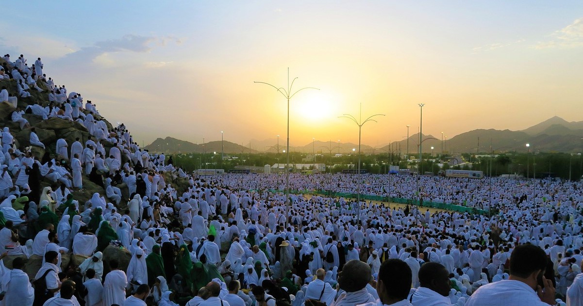 Panduan Ibadah Haji 2026: Ilustrasi para jemaah haji berkumpul di Padang Arafah