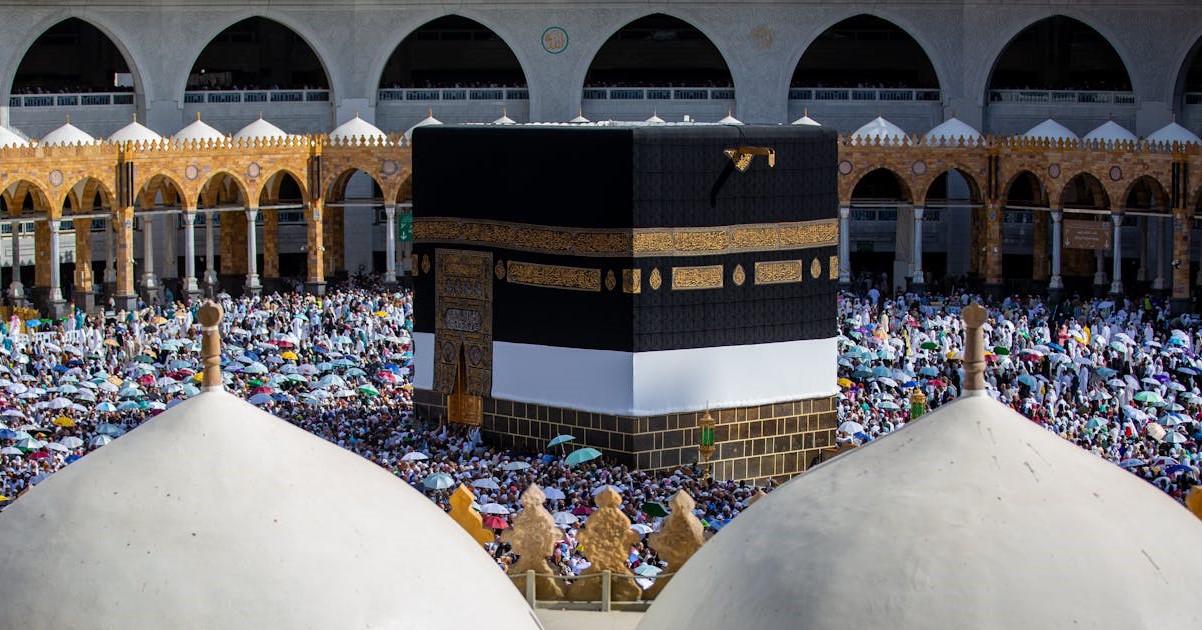 Panduan ibadah haji 2026: Lautan jemaah haji mengenakan pakaian ihram putih berkumpul di sekitar area Masjidil Haram Makkah