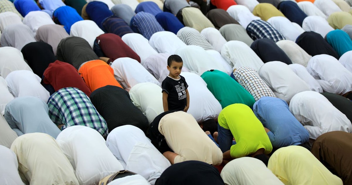Suasana umat Muslim sedang melaksanakan ibadah salat Idul Adha secara berjamaah di lapangan terbuka hijau