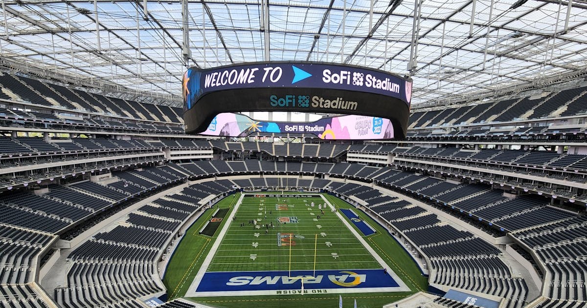 Kemegahan arsitektur eksterior Stadion SoFi di Los Angeles dengan atap transparan yang futuristik