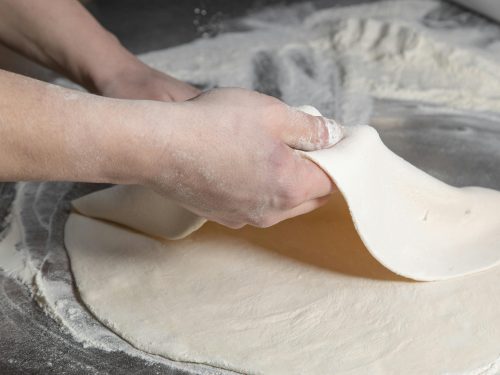 Langkah awal membuat pizza mentai adalah dengan membuat adonan dough.