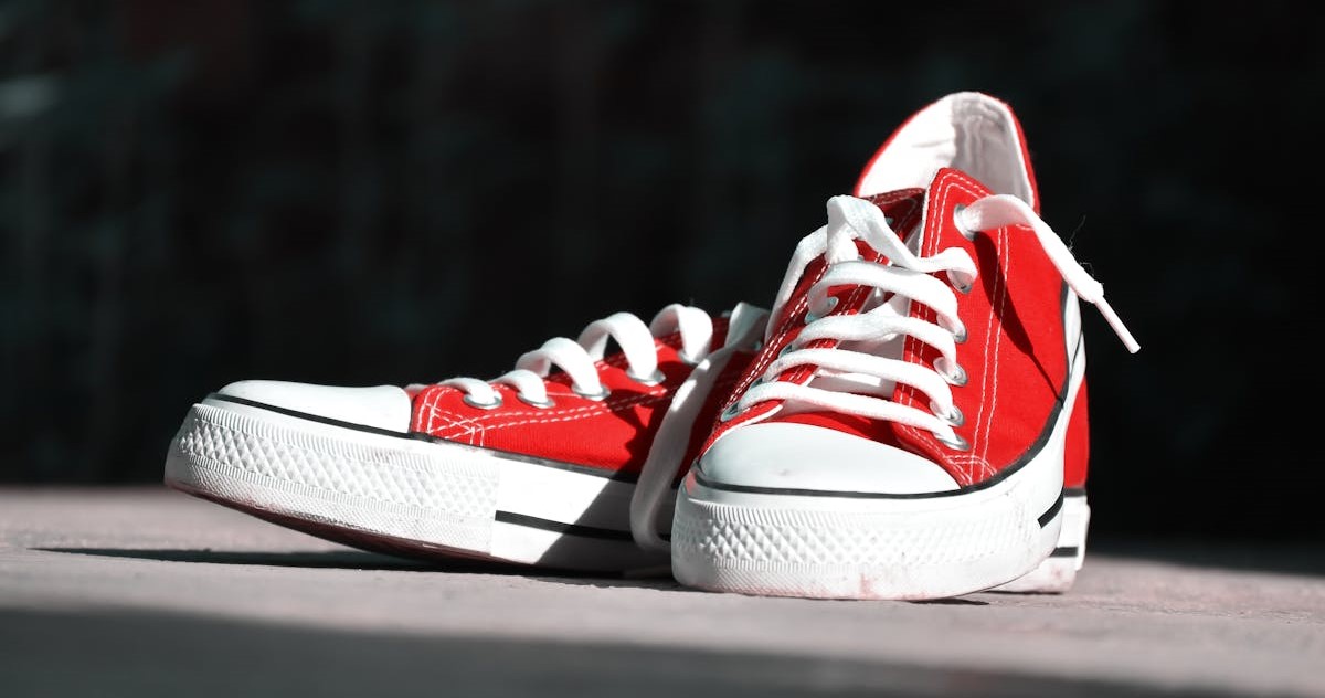 Cara menghilangkan bau sepatu: Ilustrasi sepatu sneakers bersih dan bebas dari bau tidak sedap