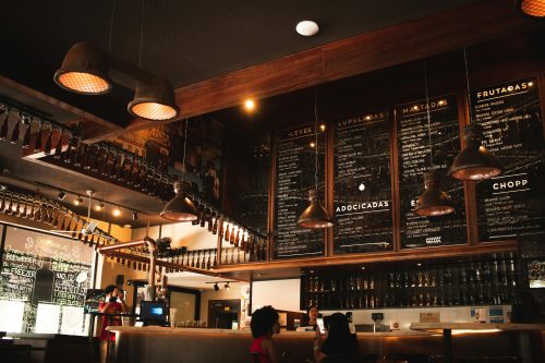 Ilustrasi suasana interior tempat ngopi hits di Makassar yang estetik dan nyaman untuk tempat nongkrong anak muda. 