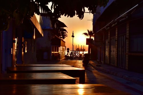 Ilustrasi suasana kafe dengan pemandangan matahari terbenam atau sunset yang indah