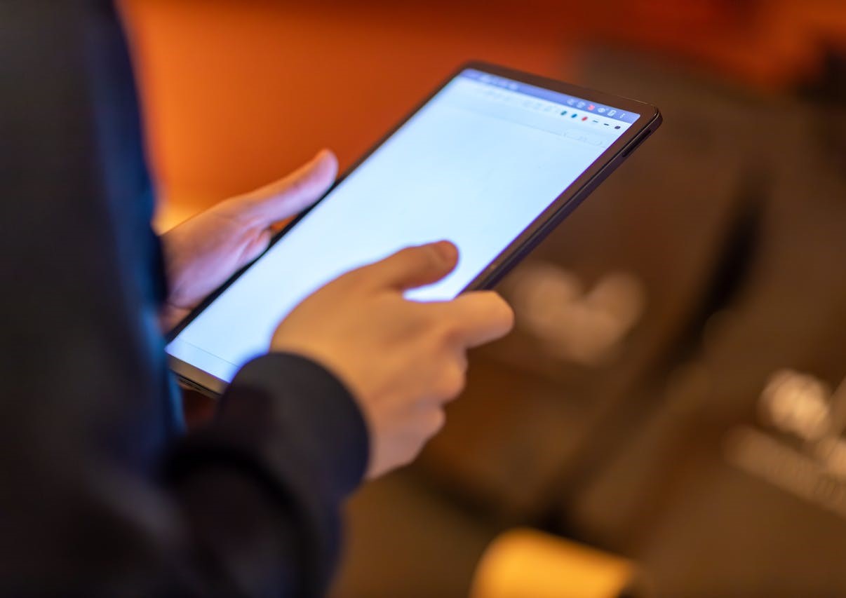 Sistem AI shadow assistant untuk kerja cerdas 2026 di tablet modern