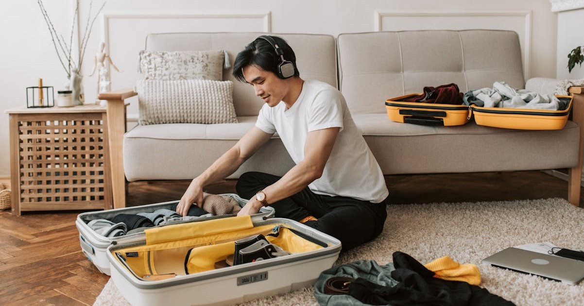 Menggunakan kantong pengemas atau packing cubes di dalam koper