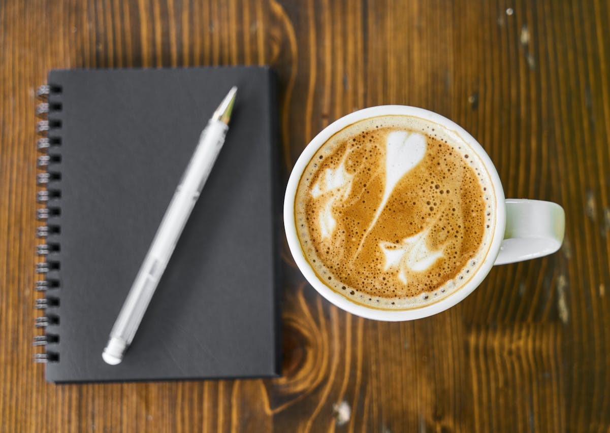 Kombinasi rutinitas habit stacking secangkir kopi dan buku untuk terapkan trik beresin keja 2026