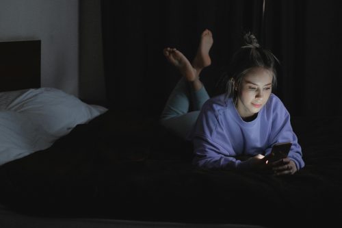Ilustrasi layar smartphone yang menampilkan promo diskon flash sale kamar hotel mewah. 