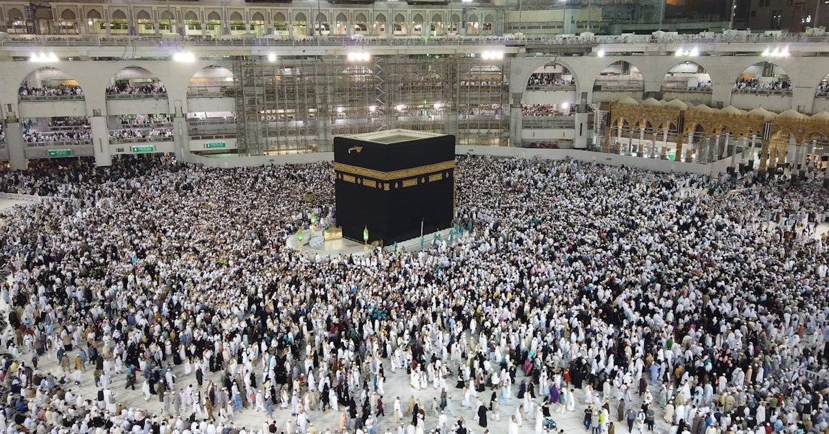 Suasana diskusi antara calon jemaah dengan perwakilan agen travel di sebuah kantor operasional resmi