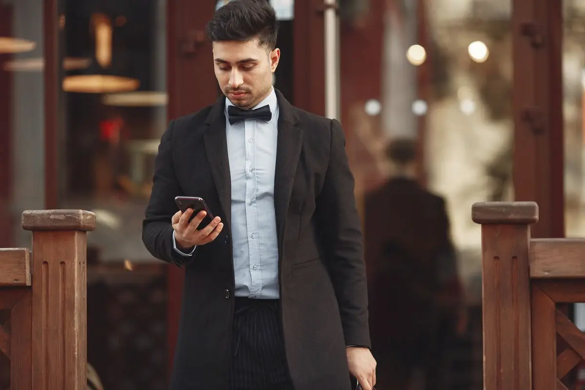 Etika mengirim pesan DM di LinkedIn: Ilustrasi mengetik pesan profesional yang sopan di smartphone