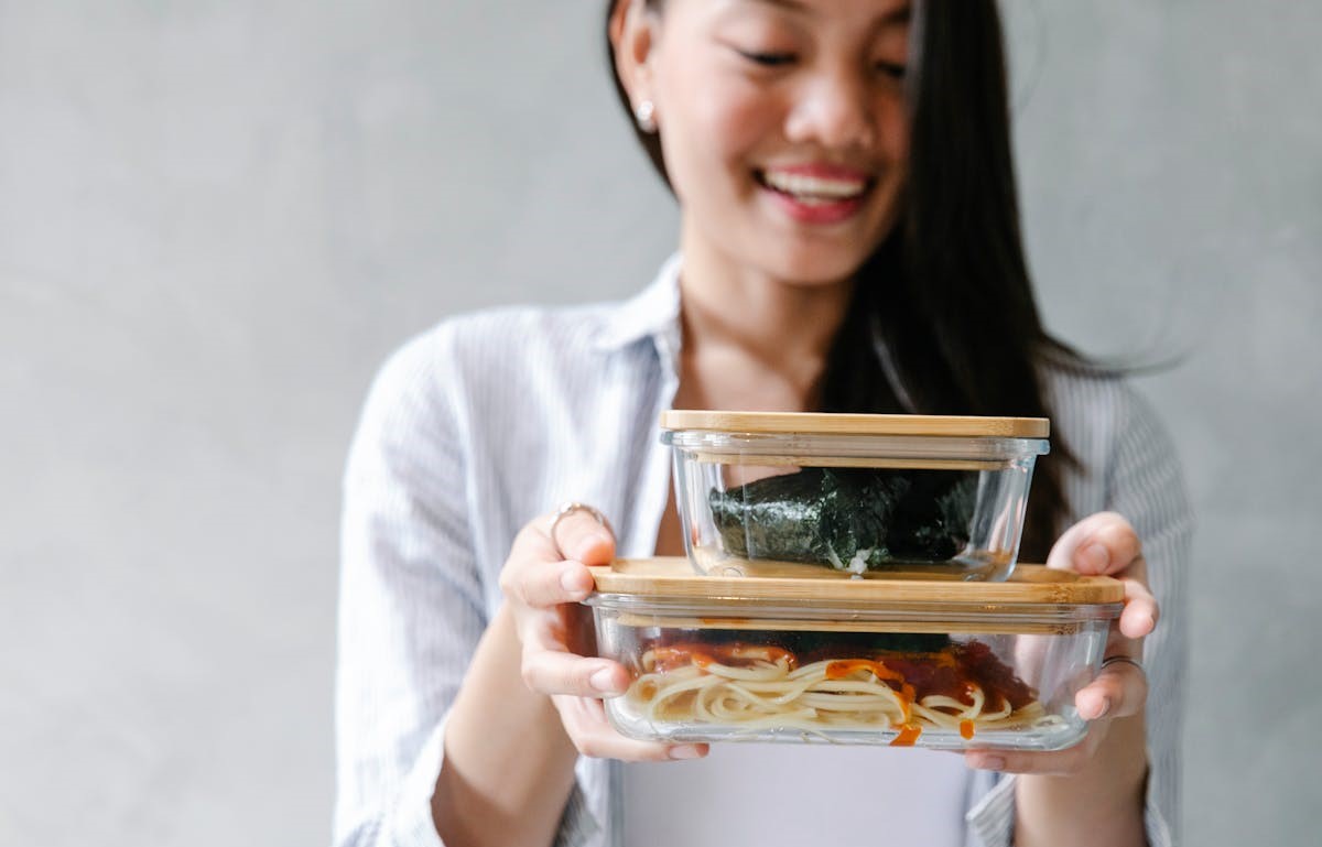 Menu meal prep sehat: Ilustrasi wadah makanan berisi sayur dan protein