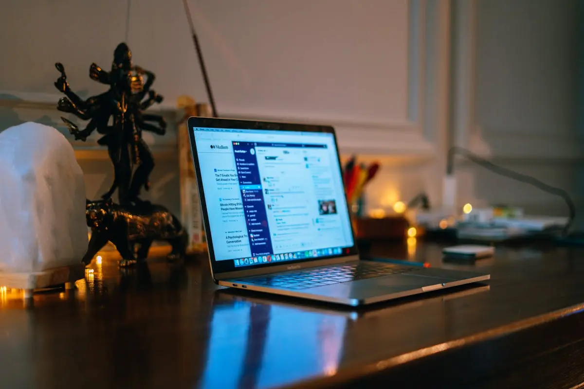 Strategi side hustle karyawan: Ilustrasi ruang kerja minimalis dengan laptop untuk kerja sampingan