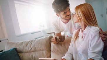 Membuat wanita makin jatuh cinta kepada kita