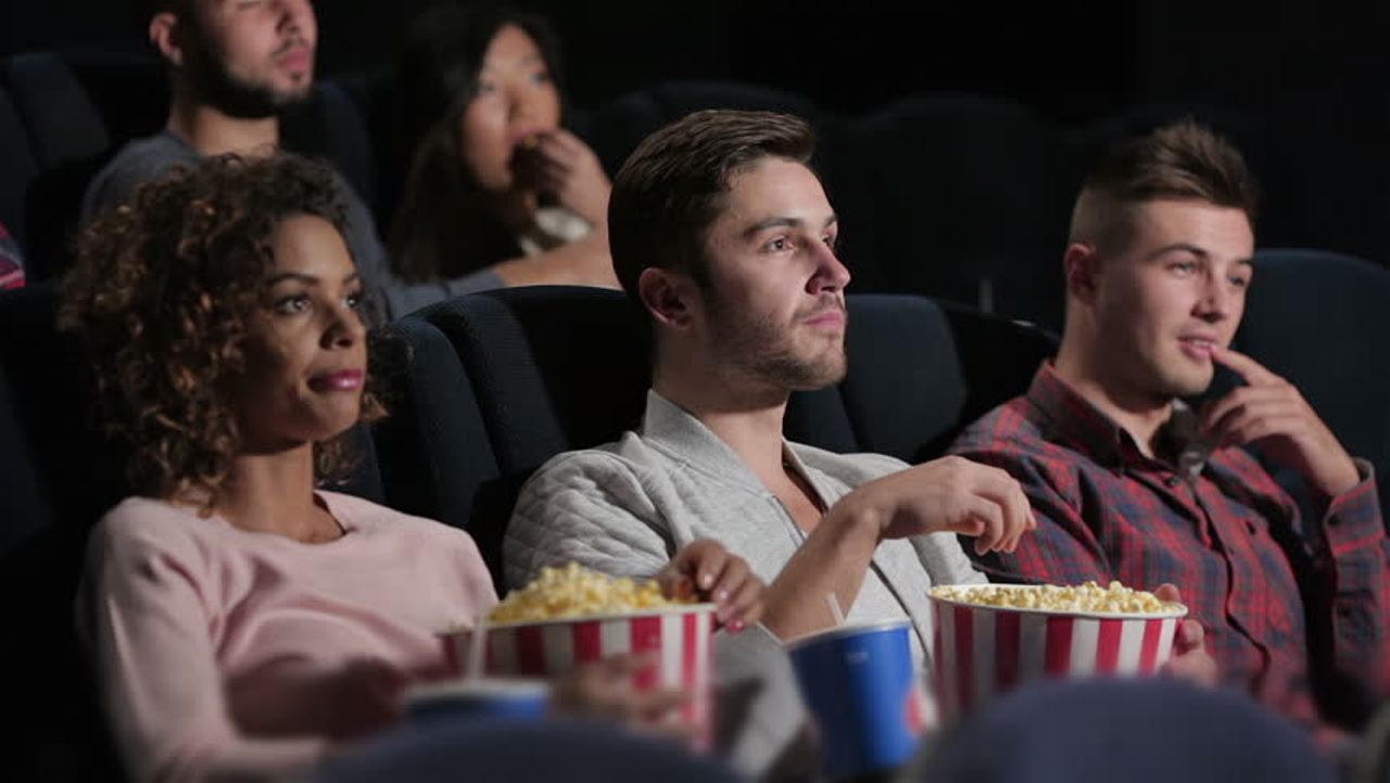 Most people going to the cinema. Пара в театре. Люди в кинотеатре устный экзамен. Пара в кинотеатре. Нетфликс попкорн.
