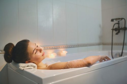 berendam air hangat bathtub stres