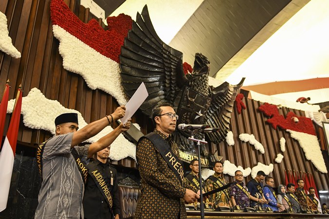 Petugas Setjen MPR melakukan simulasi acara saat gladi kotor jelang pelantikan presiden dan wakil presiden di kompleks parlemen, Jakarta, Jumat (18/10/2019). Pengucapan sumpah jabatan serta pelantikan presiden dan wapres terpilih masa bakti 2019-2024 Joko Widodo dan Ma'ruf Amin akan dilaksanakan pada Minggu (20/10/2019). ANTARA FOTO/Muhammad Adimaja/aww.