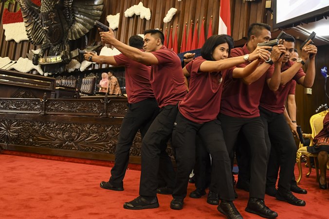 Pasukan Pengamanan Presiden (Paspampres) melakukan simulasi pengamanan pelantikan presiden dan wakil presiden saat gladi kotor di kompleks parlemen, Jakarta, Jumat (18/10/2019). Pengucapan sumpah jabatan serta pelantikan presiden dan wapres terpilih masa bakti 2019-2024 Joko Widodo dan Ma'ruf Amin akan dilaksanakan pada Minggu (20/10/2019). ANTARA FOTO/Muhammad Adimaja/aww.