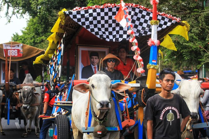 Peserta mengikuti pawai bertajuk "Merah Putih dari Yogyakarta untuk Indonesia" di Kawasan Malioboro, Yogyakarta, Sabtu (19/10/2019). Pawai yang diikuti ratusan peserta dari berbagai komponen masyarakat itu untuk menyambut pelantikan Presiden dan Wakil presiden terpilih Joko Widodo dan Ma'ruf Amin serta sebagai upaya memperkokoh persatuan dan kesatuan bangsa. ANTARA FOTO/Andreas Fitri Atmoko/ama.