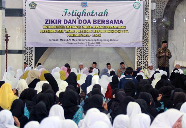 Ratusan umat muslim mengikuti Zikir dan Doa Bersama di Pamulang, Tangerang Selatan, Banten, Kamis (17/10/2019). Acara yang diadakan oleh Kementerian Agama Tangerang Selatan ini bertujuan untuk meminta kepada ALLAH SWT agar diberinya Keselamatan Bangsa Jelang Pelantikan Presiden dan Wakil Presiden Republik Indonesia 2019 - 2024 yang akan berlangsung pada Minggu (20/10/2019). ANTARA FOTO/Muhammad Iqbal/pd.