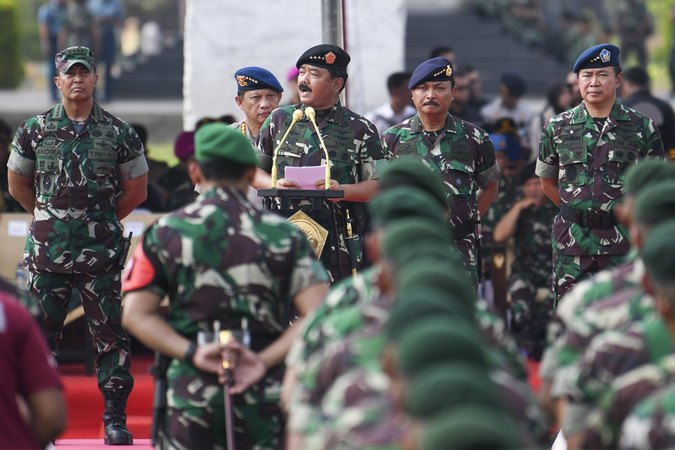 Panglima TNI Marsekal TNI Hadi Tjahjanto (tengah) didampingi Kapolri Jenderal Pol Tito Karnavian (kedua kiri), KASAD Jenderal TNI Andika Perkasa (kiri), KASAL Laksamana TNI Siwi Sukma Adji (kedua kanan) dan Wakil KASAU Marsdya TNI Fahru Zaini Isnanto (kanan) memberikan pengarahan saat Apel Gelar Pasukan Pengamanan Pelantikan Presiden Dan Wakil Presiden periode 2019-2024 di Lapangan Silang Monas, Jakarta, Kamis (17/10/2019). Apel yang diikuti oleh personel gabungan dari TNI dan Polri itu digelar dalam rangka persiapan pengamanan pengambilan sumpah jabatan dan pelantikan Joko Widodo dan KH Ma'ruf Amin sebagai Presiden dan Wakil Presiden periode 2019-2024 pada Minggu 20 Oktober mendatang. ANTARA FOTO/Nova Wahyudi/wsj.