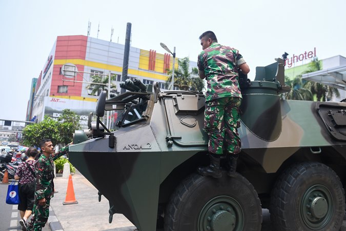 Prajurit TNI AD menyiagakan kendaraan taktis jenis Panser Anoa 6x6 di depan LTC, kawasan Glodok, Jakarta, Jumat (18/10/2019). Penjagaan tersebut guna memberikan rasa aman bagi warga masyarakat menjelang pelantikan Presiden dan Wakil Presiden terpilih Joko Widodo - Ma'ruf Amin pada 20 Oktober 2019. ANTARA FOTO/M Risyal Hidayat/aww.