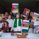 Pedagang dan pelajar sekolah mengikuti doa bersama jelang pelantikan Presiden dan Wakil Presiden di Pasar Grogol, Sukoharjo, Jawa Tengah, Sabtu (19/10/2019). Kegiatan tersebut sebagai bentuk ungkapan suka cita dan harapan kepada Presiden dan Wakil Presiden terpilih periode 2019-2024 Joko Widodo-Ma'ruf Amin yang akan dilantik 20 Oktober 2019. ANTARA FOTO/Mohammad Ayudha/foc.