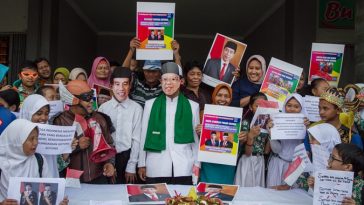 Pedagang dan pelajar sekolah mengikuti doa bersama jelang pelantikan Presiden dan Wakil Presiden di Pasar Grogol, Sukoharjo, Jawa Tengah, Sabtu (19/10/2019). Kegiatan tersebut sebagai bentuk ungkapan suka cita dan harapan kepada Presiden dan Wakil Presiden terpilih periode 2019-2024 Joko Widodo-Ma'ruf Amin yang akan dilantik 20 Oktober 2019. ANTARA FOTO/Mohammad Ayudha/foc.