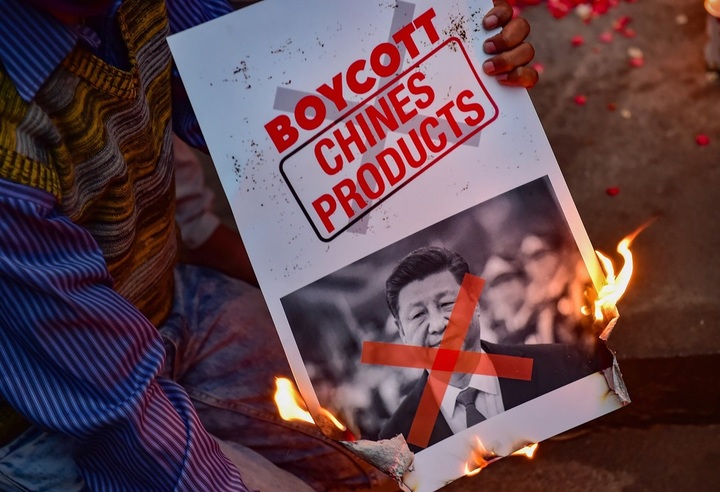 Demonstran di India yang Marah Bakar Bendera China dan Gambar Presiden Xi Jinping, Ini Penyebabnya!