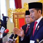 Presiden Joko Widodo (kanan) menjawab pertanyaan wartawan di Istana Negara di Jakarta Pusat pada 12 Februari 2020. [ Foto: Biro Pers Presiden / Muchlis Jr]