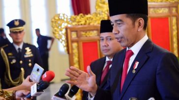 Presiden Joko Widodo (kanan) menjawab pertanyaan wartawan di Istana Negara di Jakarta Pusat pada 12 Februari 2020. [ Foto: Biro Pers Presiden / Muchlis Jr]
