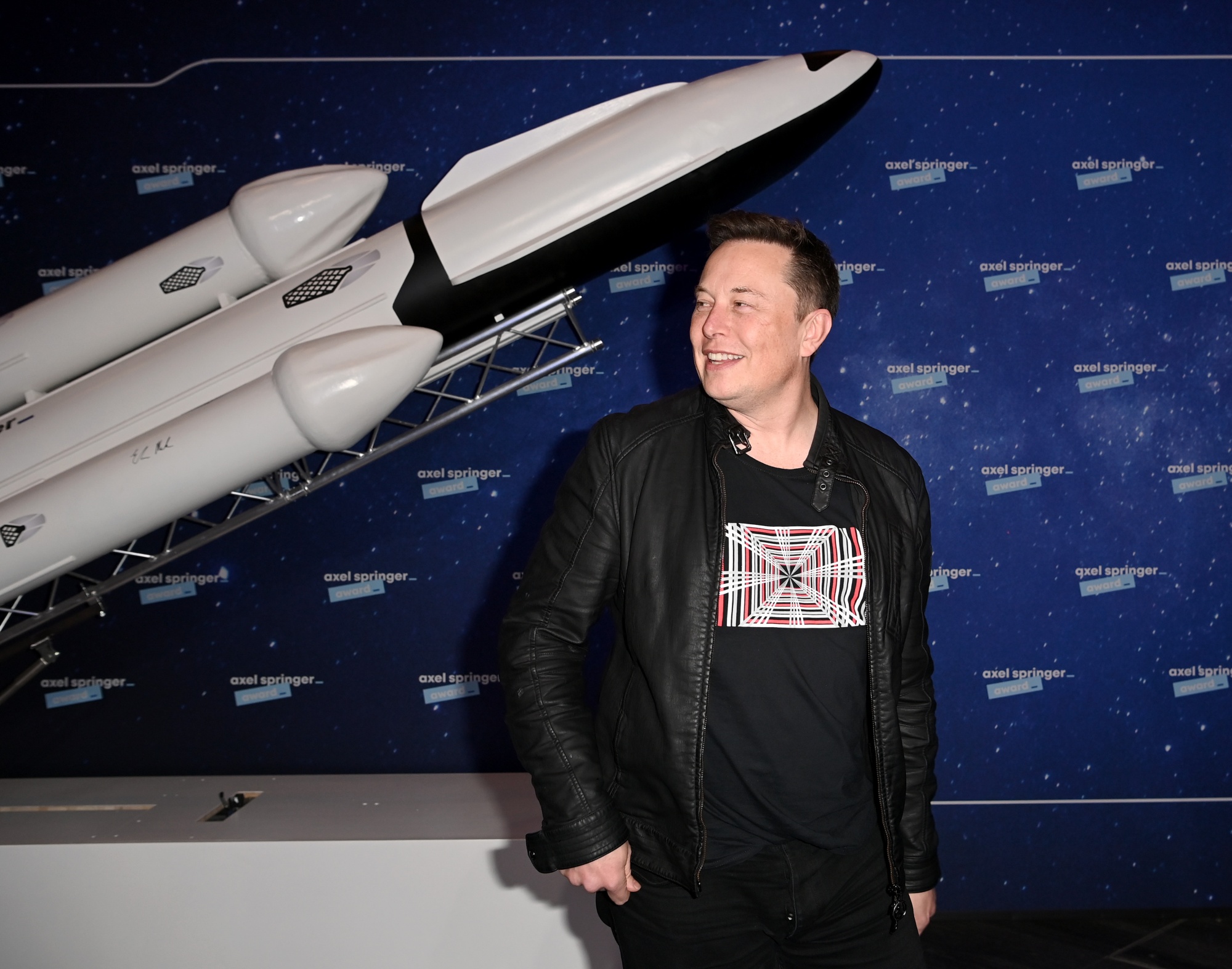 Илон маск запустил ракету. Elon Musk ракета. Elon Musk SPACEX. Илон Маск 2002. Илон Маск 2021.