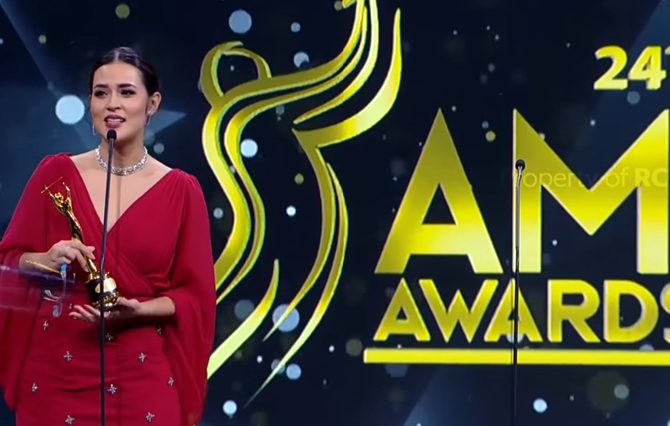 Raisa memenangkan sejumlah penghargaan sekaligus seperti kategori Penyanyi Solo Pop Wanita Terbaik, Album Terbaik, Karya Produksi Re-aransemen Terbaik dan Karya Produksi Terbaik. [Foto: YouTube RCTI Entertainment via Jawa Pos]