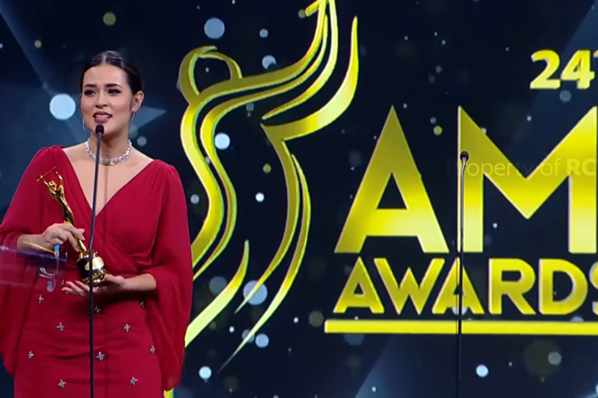 Raisa memenangkan sejumlah penghargaan sekaligus seperti kategori Penyanyi Solo Pop Wanita Terbaik, Album Terbaik, Karya Produksi Re-aransemen Terbaik dan Karya Produksi Terbaik. [Foto: YouTube RCTI Entertainment via Jawa Pos]