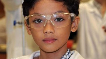 Ainan Celeste adalah seorang jenius asal Singapura yang memiliki skor IQ tertinggi di dunia, yaitu 263.