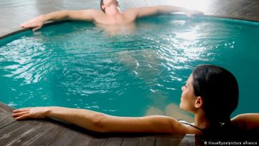 Jerman Izinkan Perempuan Berenang Tanpa Busana di Kolam Renang Umum