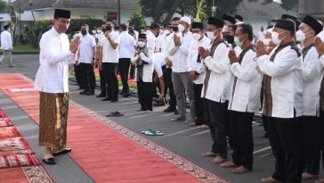 Presiden Jokowi dan Ibu Iriana Salat Idulfitri di Halaman Istana Yogyakarta