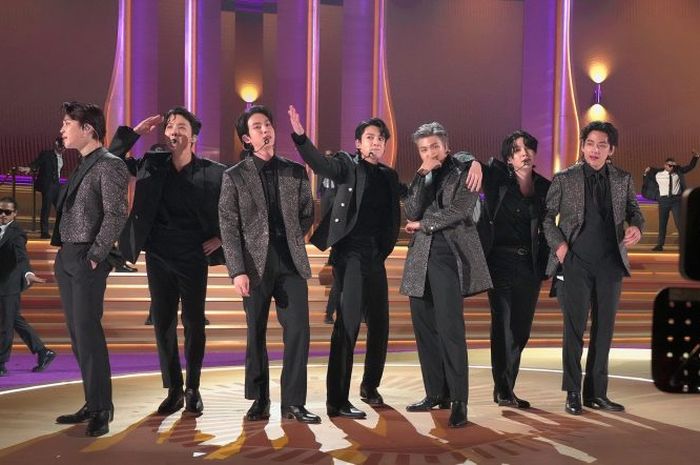 Tampil Spektakuler Bawakan "Butter", BTS Mendapat Standing Ovation di Grammy Awards